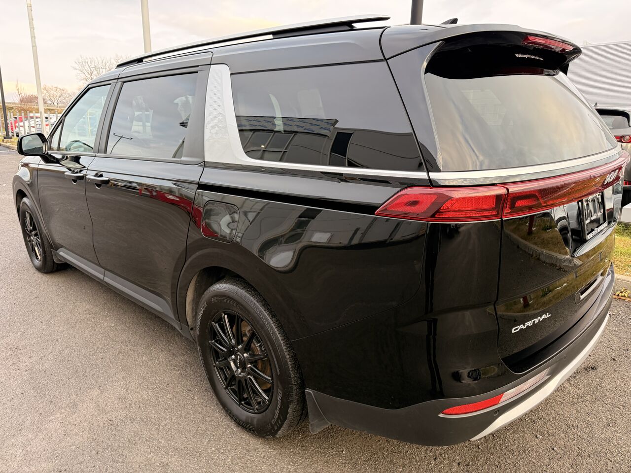 2023 Kia Carnival LX photo 2