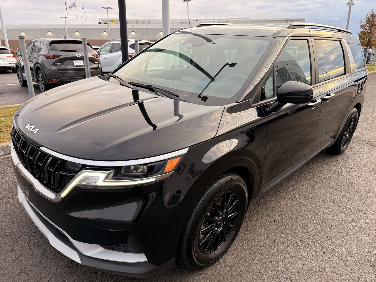 2023 Kia Carnival LX photo 3