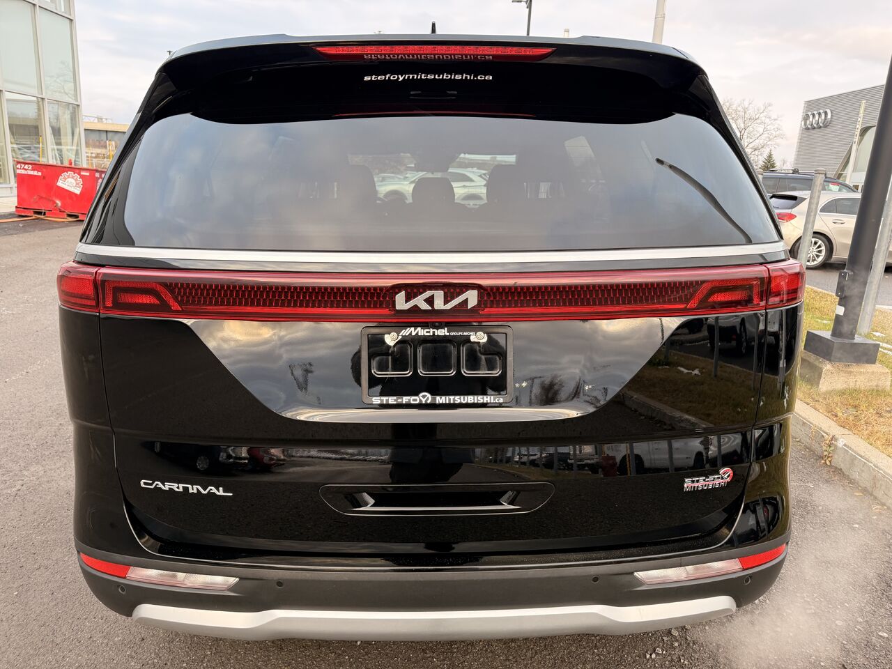 2023 Kia Carnival LX photo 4